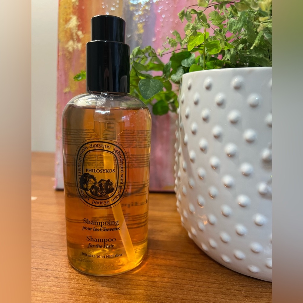 DIPTYQUE-PHILOSYKOS.  Full size shampoo.  Never used .  Very luxurious.